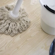 Verarbeitung und Anwendung WoCa Holzbodenseife Mit Holzbodenseifewerden geoelte, gewachste und geseifte Holzoberflaechen gereinigt.